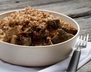 Гречневая каша с пряной говядиной и черносливом
