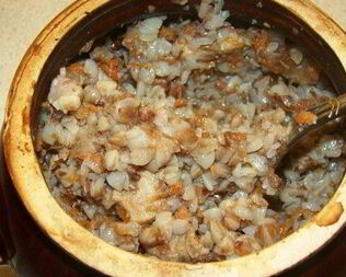 Гречневая каша со свининой в горшочке