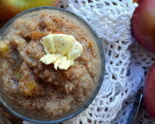 Каша из молотой гречневой крупы с томлеными яблоками