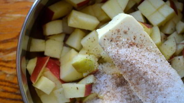 каша из молотой гречневой крупы с томлеными яблоками