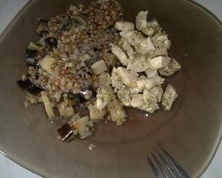 Куриные грудки с шалфеем и гречка с сельдеерем и баклажаном