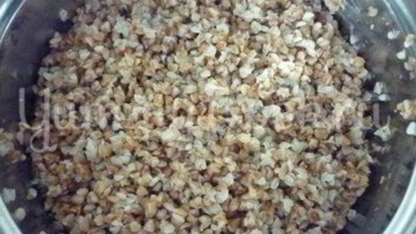 печень с морковью и зеленью и гречка на гарнир