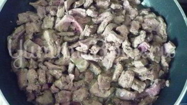 печень с морковью и зеленью и гречка на гарнир