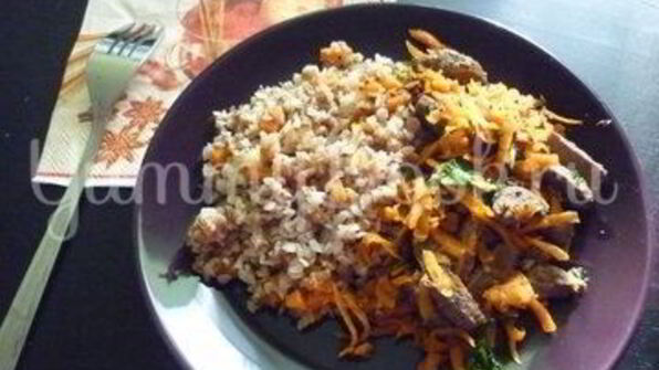 печень с морковью и зеленью и гречка на гарнир