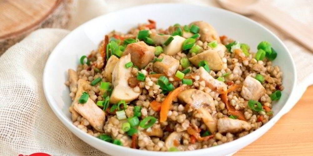 Рецепт зеленой гречки со свининой и грибами