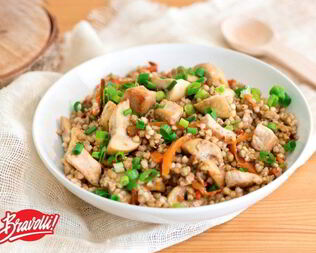 Зеленая гречка со свининой и грибами