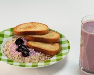 Каша из киноа с ежевично-творожным кремом