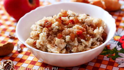Овсяная каша с изюмом