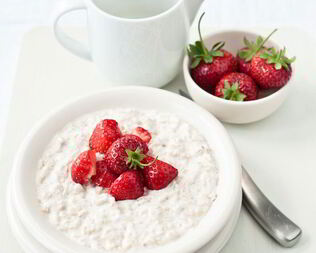 Овсяная каша с клубникой