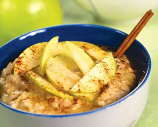 Овсяная каша с яблоками и корицей