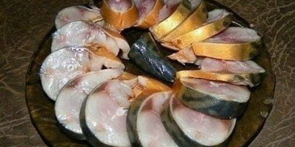Рецепт домашней соленой скумбрии в чайном рассоле