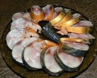 Домашняя соленая скумбрия в чайном рассоле