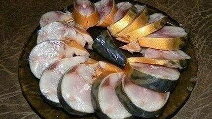 Домашняя соленая скумбрия в чайном рассоле