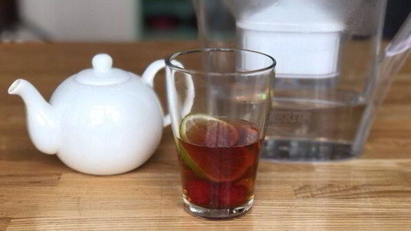 холодный чай с малиной и лимоном