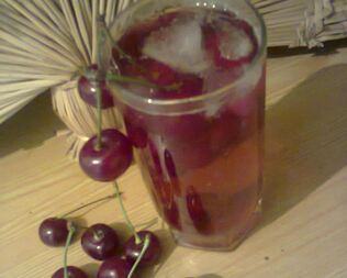 Холодный чай с вишней