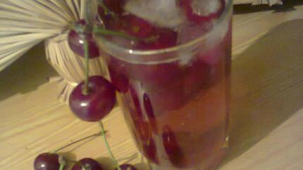 Холодный чай с вишней
