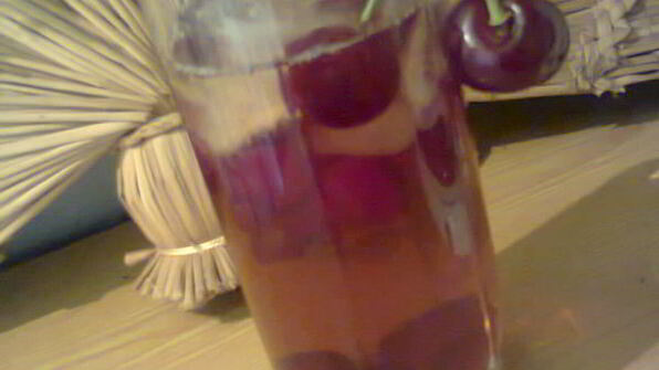 холодный чай с вишней