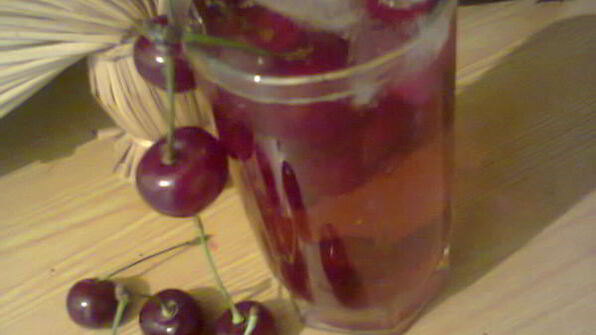 холодный чай с вишней
