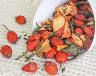 Сушеный чай с мятой, яблоком и шиповником