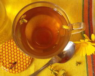 Травяной чай с мелиссой и зверобоем