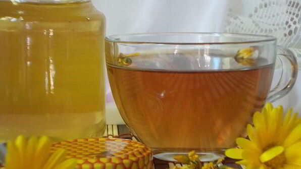 травяной чай с мелиссой и зверобоем