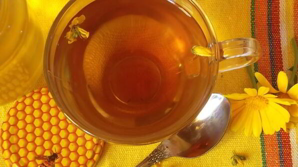 травяной чай с мелиссой и зверобоем