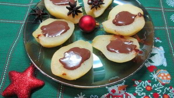 груши в анисовом сиропе с шоколадным соусом