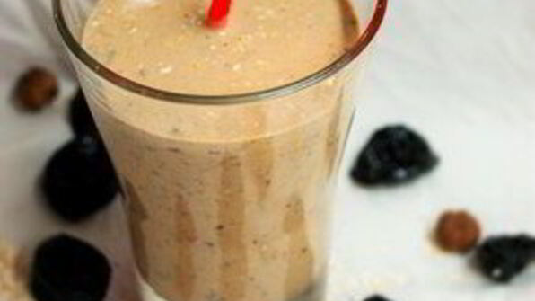 кефирный коктейль с отрубями и черносливом