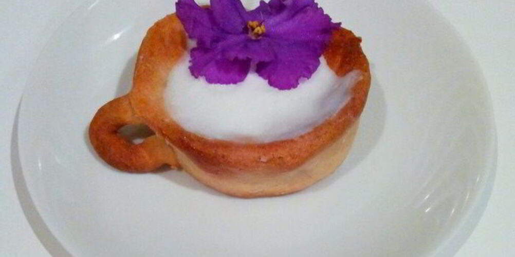 Рецепт фиалкового кофе в сладкой кружке