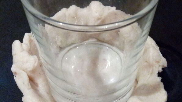 фиалковый кофе в сладкой кружке