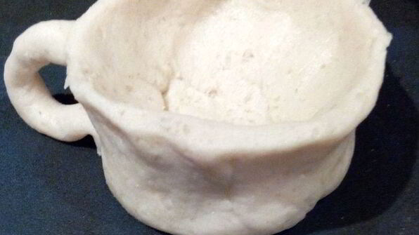 фиалковый кофе в сладкой кружке