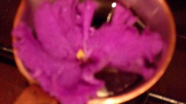 фиалковый кофе в сладкой кружке