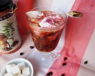 Кофе глясе с клубничным сорбе