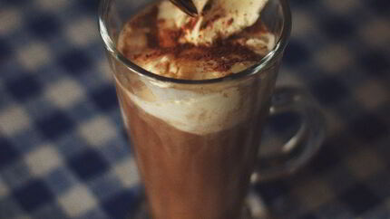 Кофе гляссе с яичным желтком и ванильным мороженым