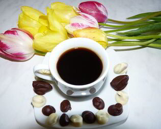 Кофе с миндалем и кофейные зернышки в шоколаде