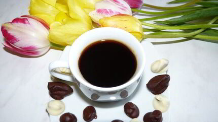 Кофе с миндалем и кофейные зернышки в шоколаде