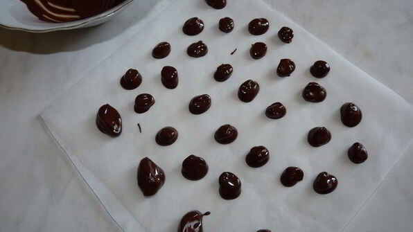 кофе с миндалем и кофейные зернышки в шоколаде