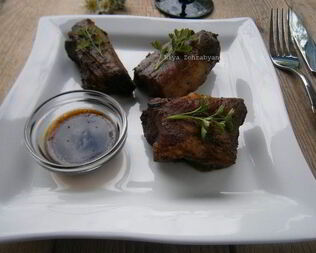 Свиные ребрышки с кофейным соусом