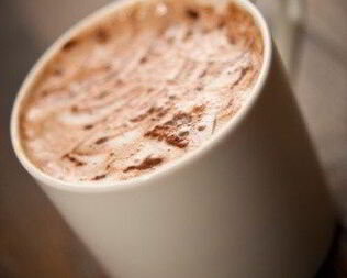 Воздушный горячий шоколад с кофе с апельсином