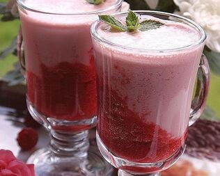 Коктейль из ряженки с малиной