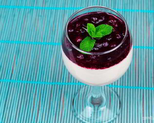 Панна котта с ягодным сиропом