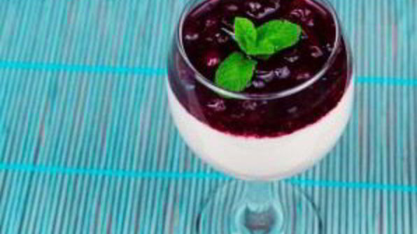 панна котта с ягодным сиропом