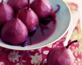 Пряные груши в сиропе из красного вина