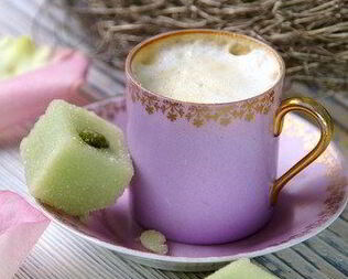 Рождественский пунш с имбирным элем, хересом, молоком и бренди