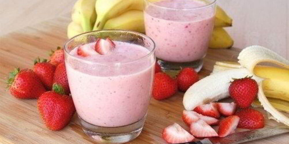 Рецепт бананова-клубничного смузи с сиропом гренадин