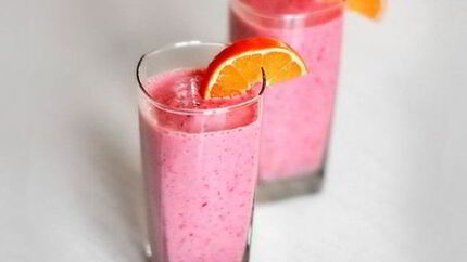 Фруктовый смузи в блендере