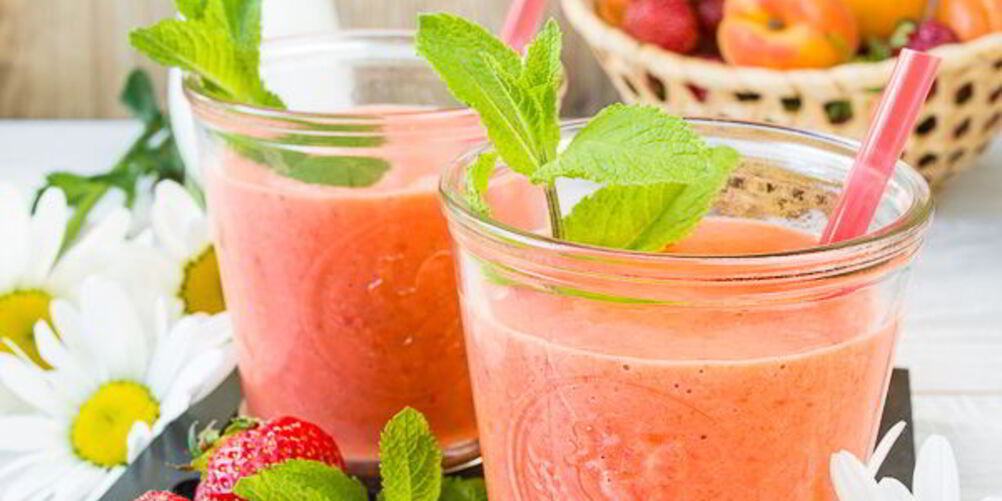 Рецепт клубнично-абрикосового смузи на ряженке