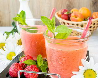 Клубнично-абрикосовый смузи на ряженке