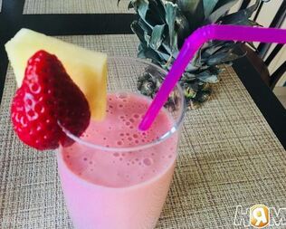 Клубнично-ананасовый смузи