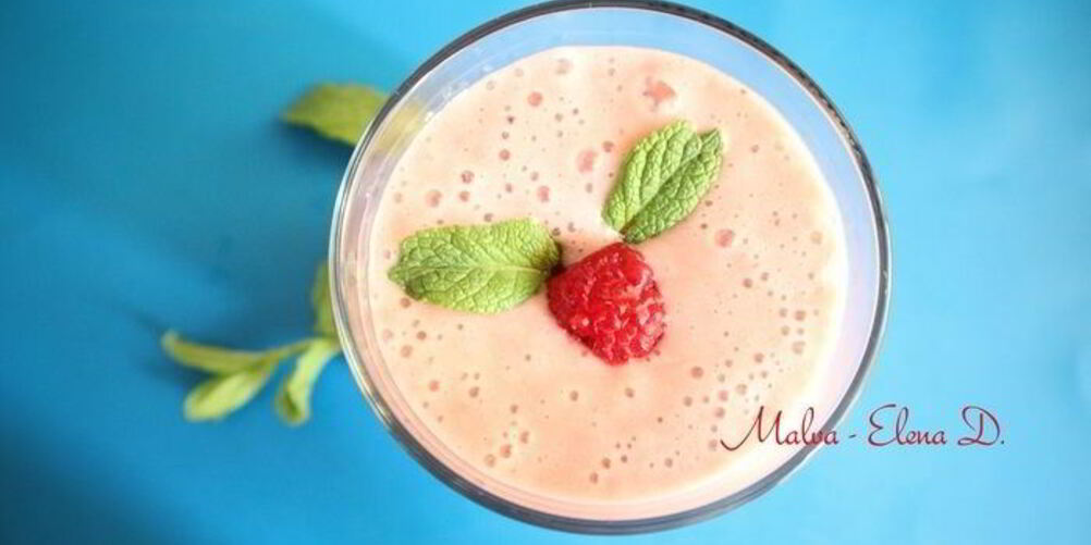 Рецепт малинового смузи на миндальном молоке